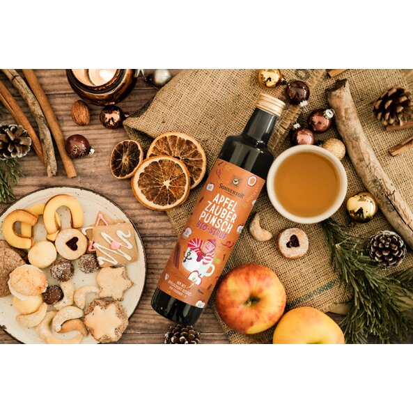 Apfel Zauber Punsch Bio-Sirup von Sonnentor mit Keksen, Gewürzen und serviertem Apfelpunsch