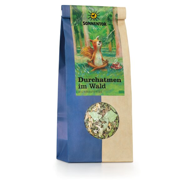 Auf der Packung sitzt ein meditierendes Eichhörnchen im Wald und eine dampfende Tasse Tee steht daneben. 