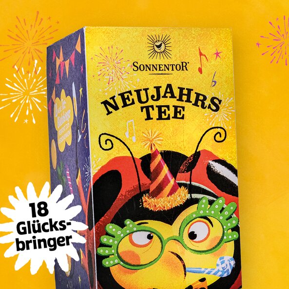 Verpackung von Sonnentor Neujahrstee mit Glückskäfer-Illustration, Text: "Neujahrs Tee – 18 Glücksbringer"